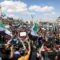 رفضاً للعدوان… أهالي سرمدا شمالي إدلب يتظاهرون دعماً للحكومة السورية